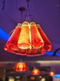 Schöne Lampen in der Bar