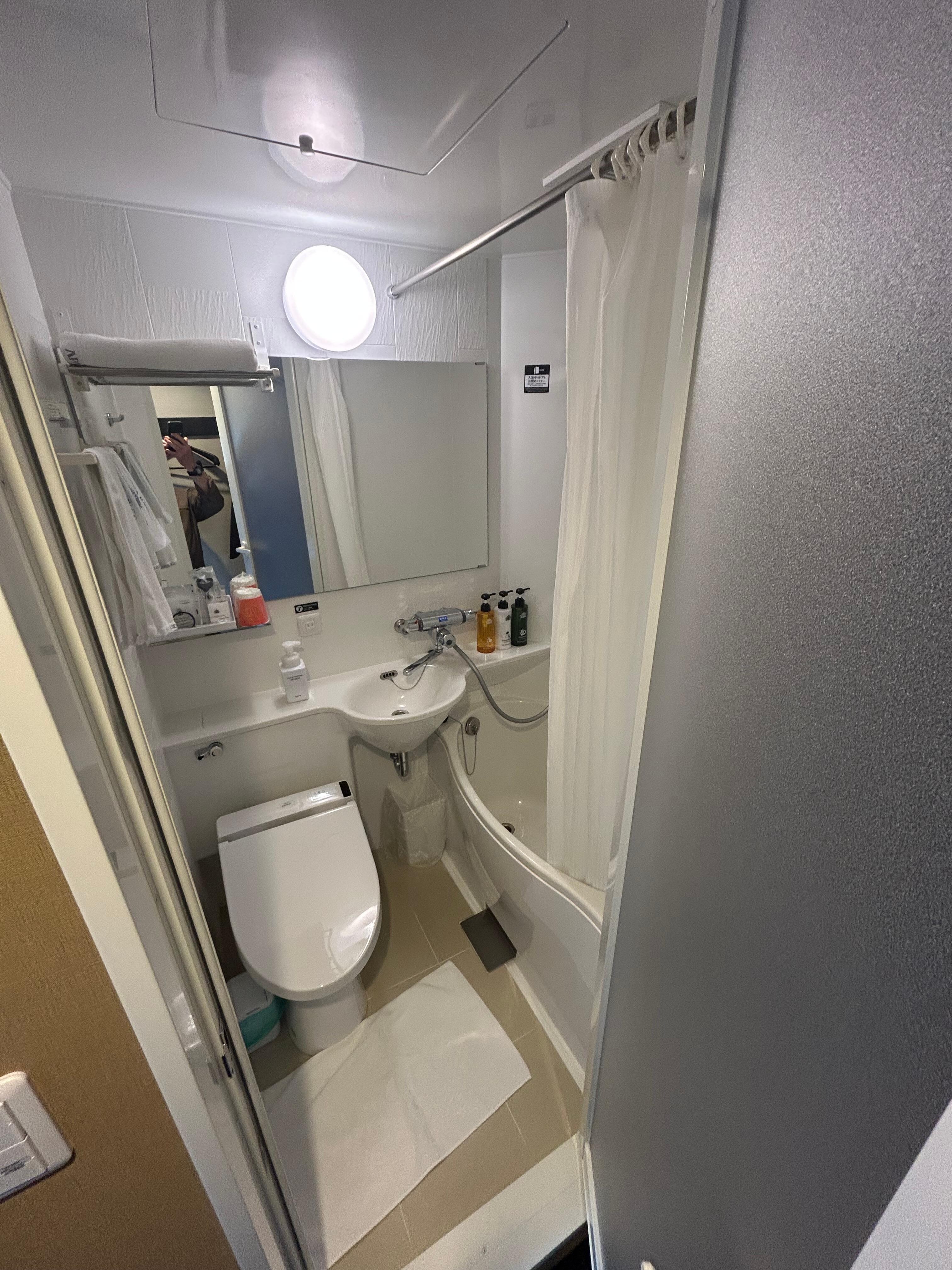 Bathroom super small 