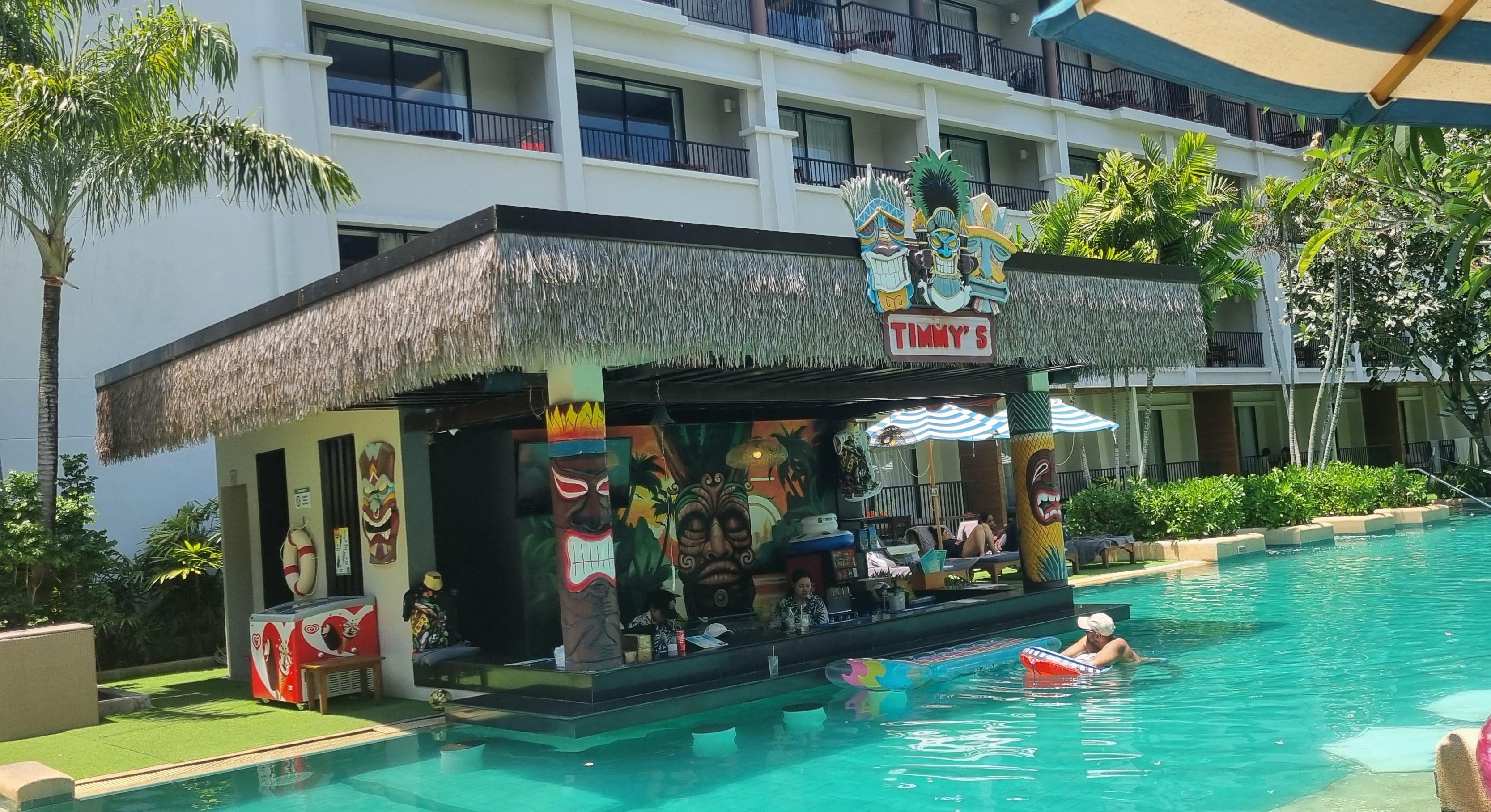 Swim up bar.