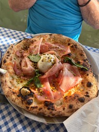 Pizza Mamma Mia excellent food/service from Vivenzio