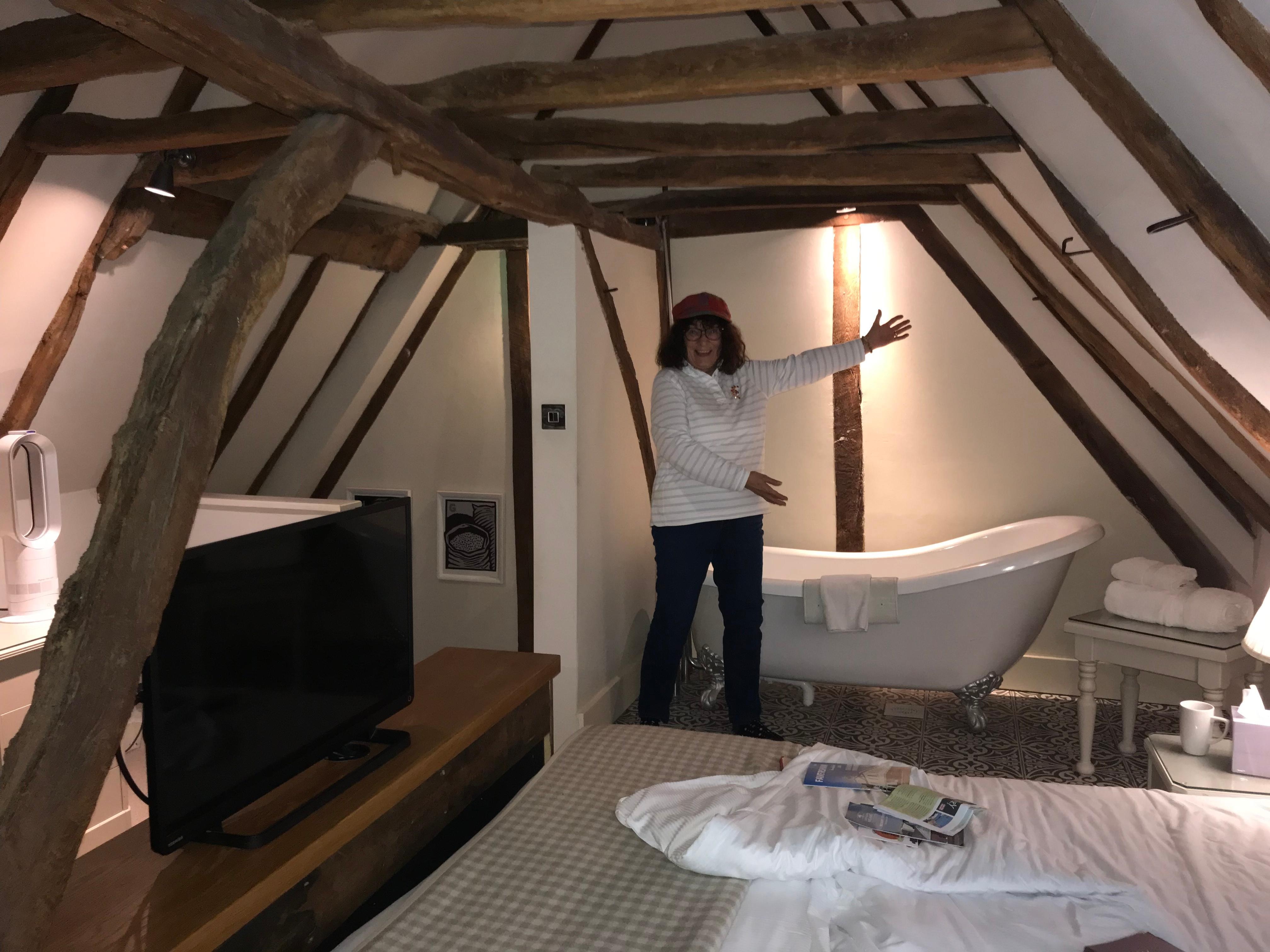 Me showing off the bath in our room 😀