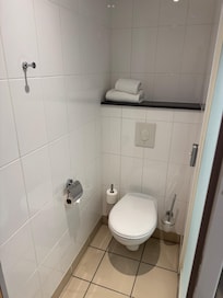 Toilette dans salle de bain