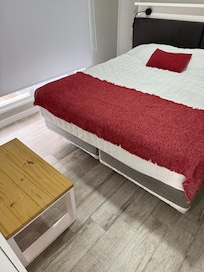 Cama e quarto confortável.