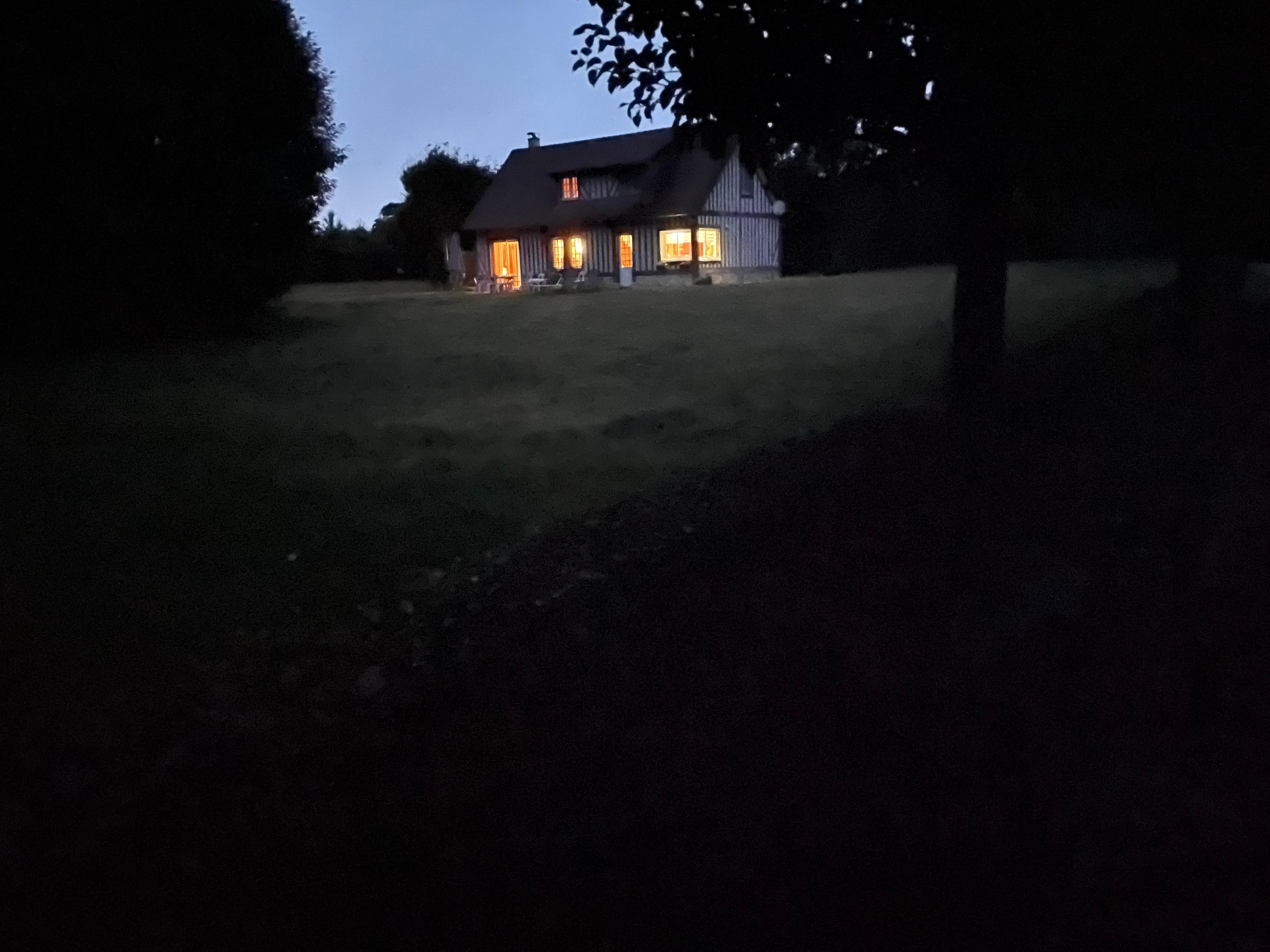 Het huis vanuit de tuin gefotografeerd.