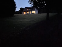 Het huis vanuit de tuin gefotografeerd.