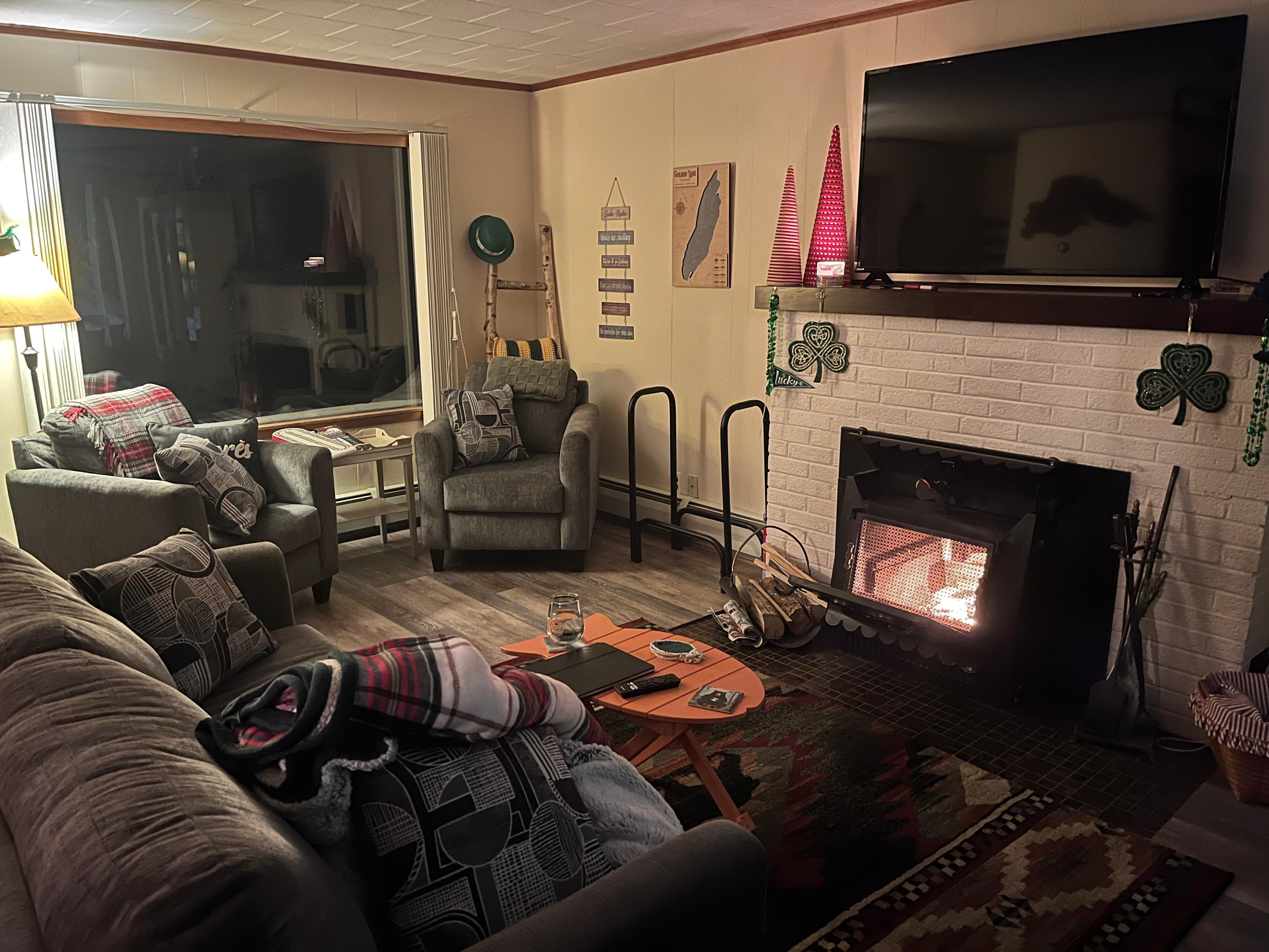 Warm and cozy family room w fireplace