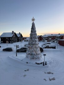Nu har snön kommit och hotellets gran är så fin.