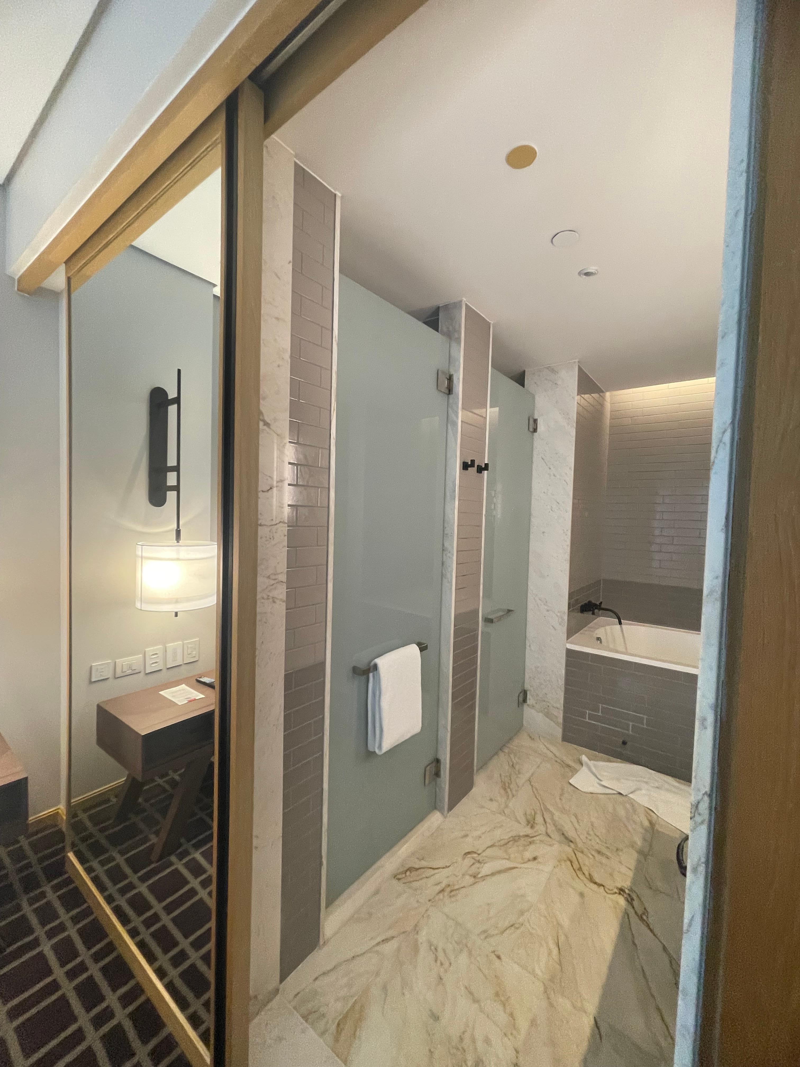 鏡が動くし大きい