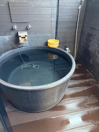 信楽焼露天風呂
直径1.3mほどあり
十分広い