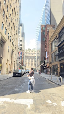 Stone street, very quiet, nice zone.