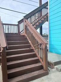 Broken rail and no lights here. Careful at night. The concrete step will get you.