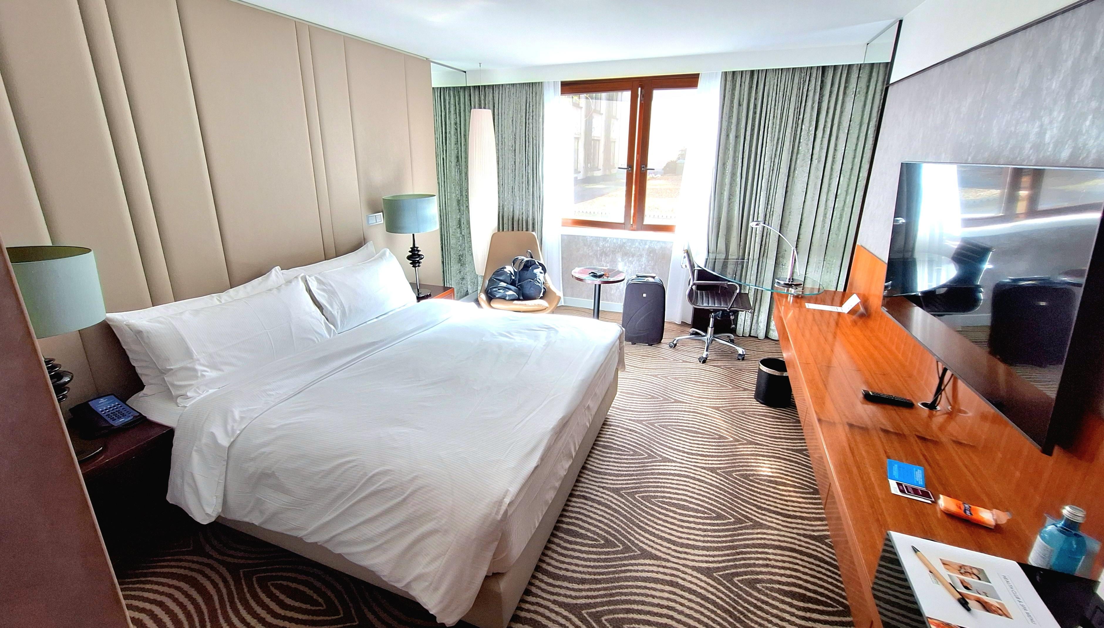 King-size room. To courtyard