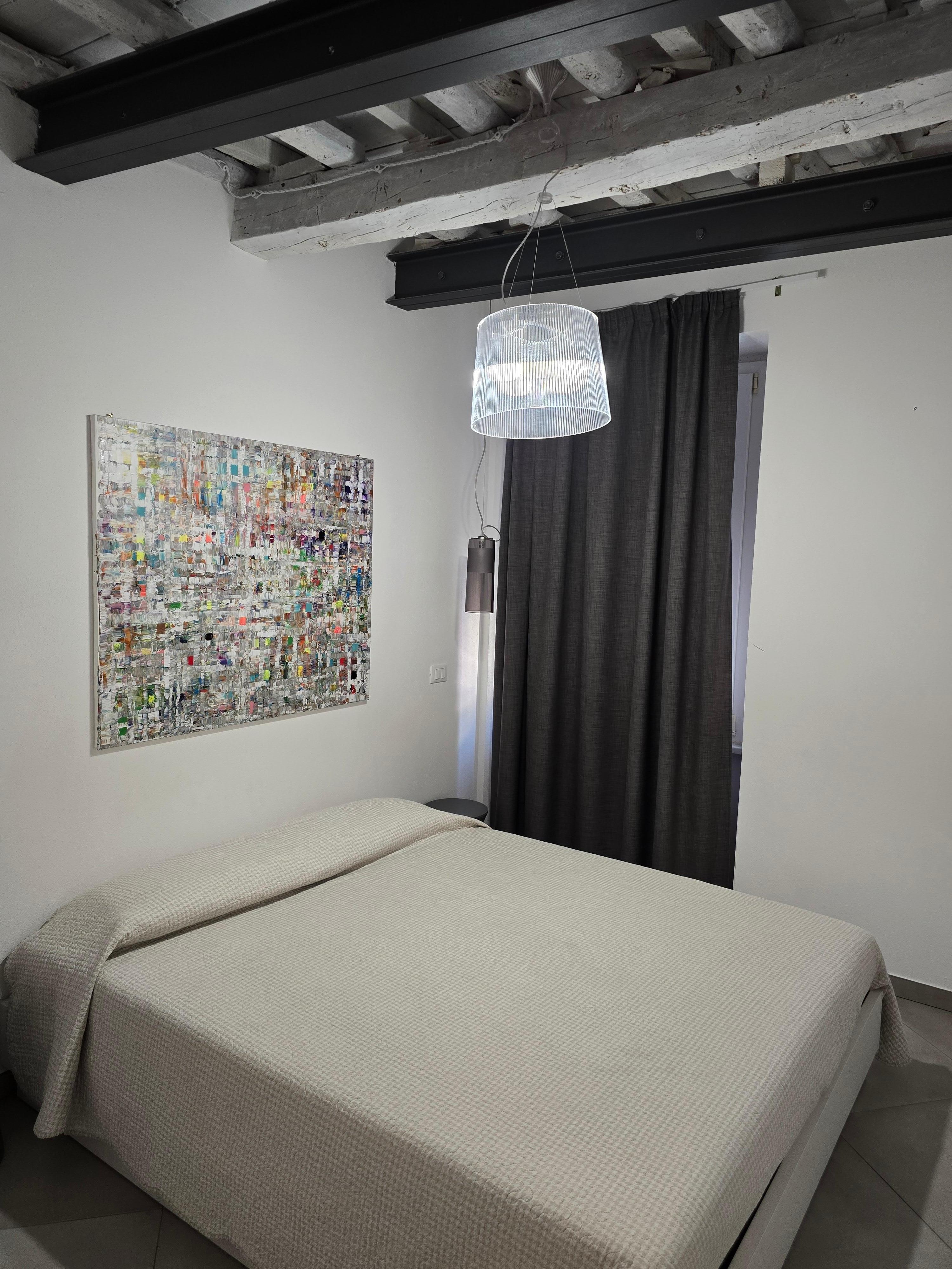 Queensize seng med overlaken og sengeteppe.