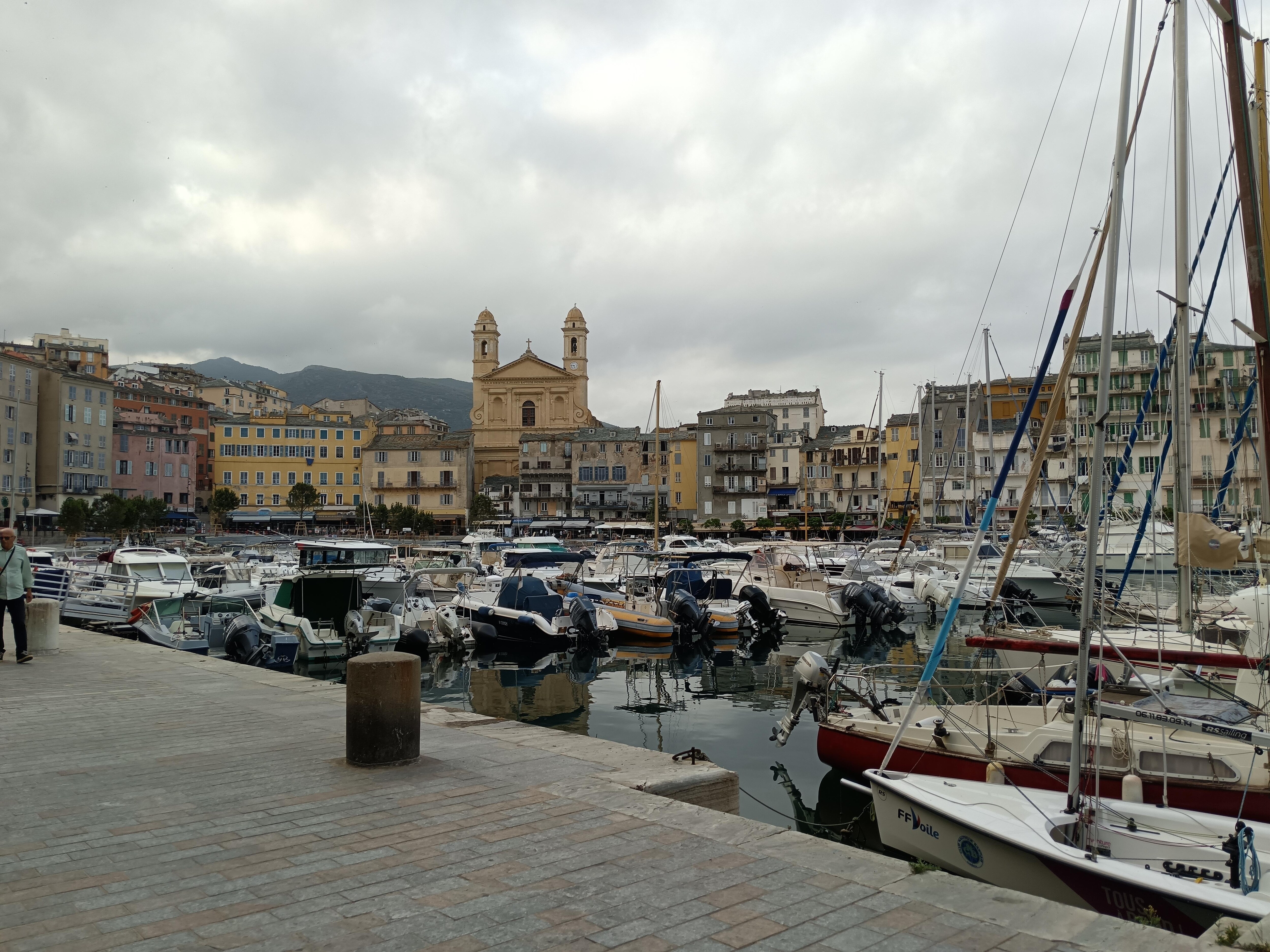 vieux port accessible par une passerelle