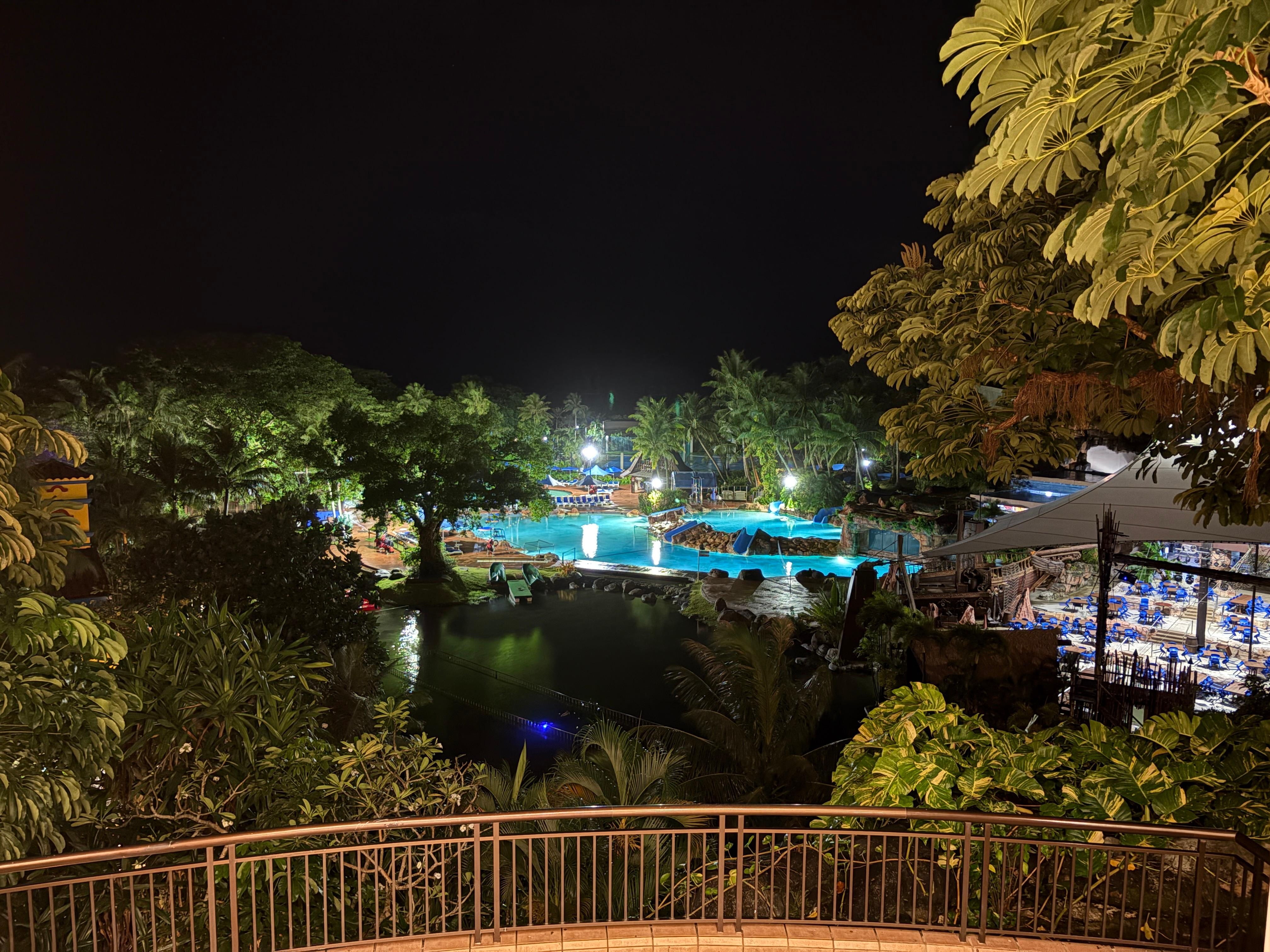 夜のロビーからの景色