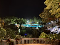 夜のロビーからの景色