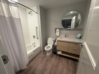 Belle salle de bain, propre et fonctionnel