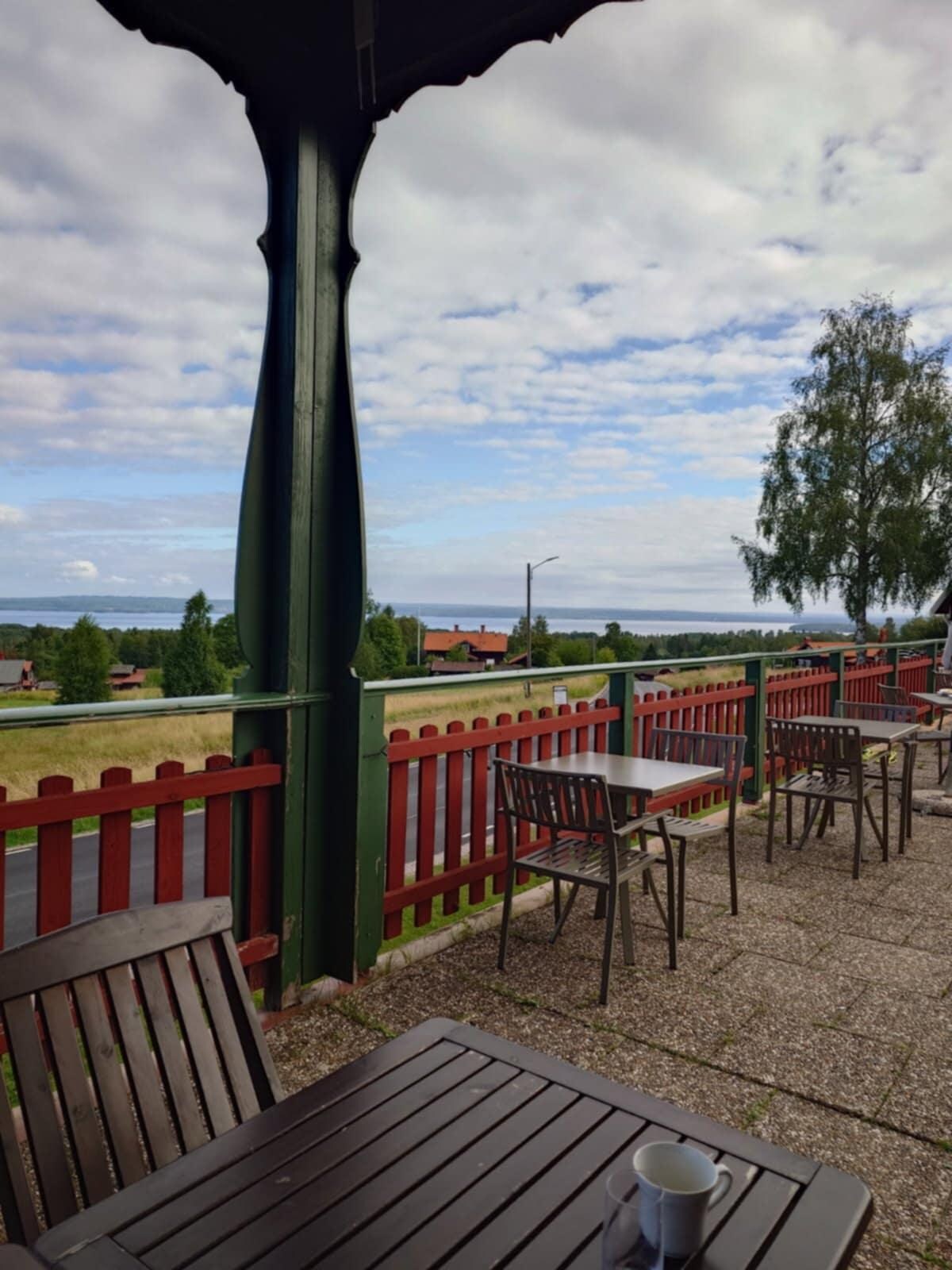 Terrassen vid restaurangen. Utsikt mot Siljan 