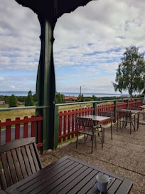 Terrassen vid restaurangen. Utsikt mot Siljan