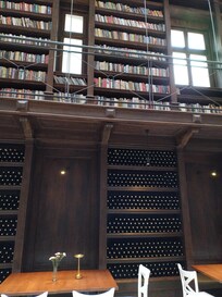 Bøger i to etager ses fra elevator