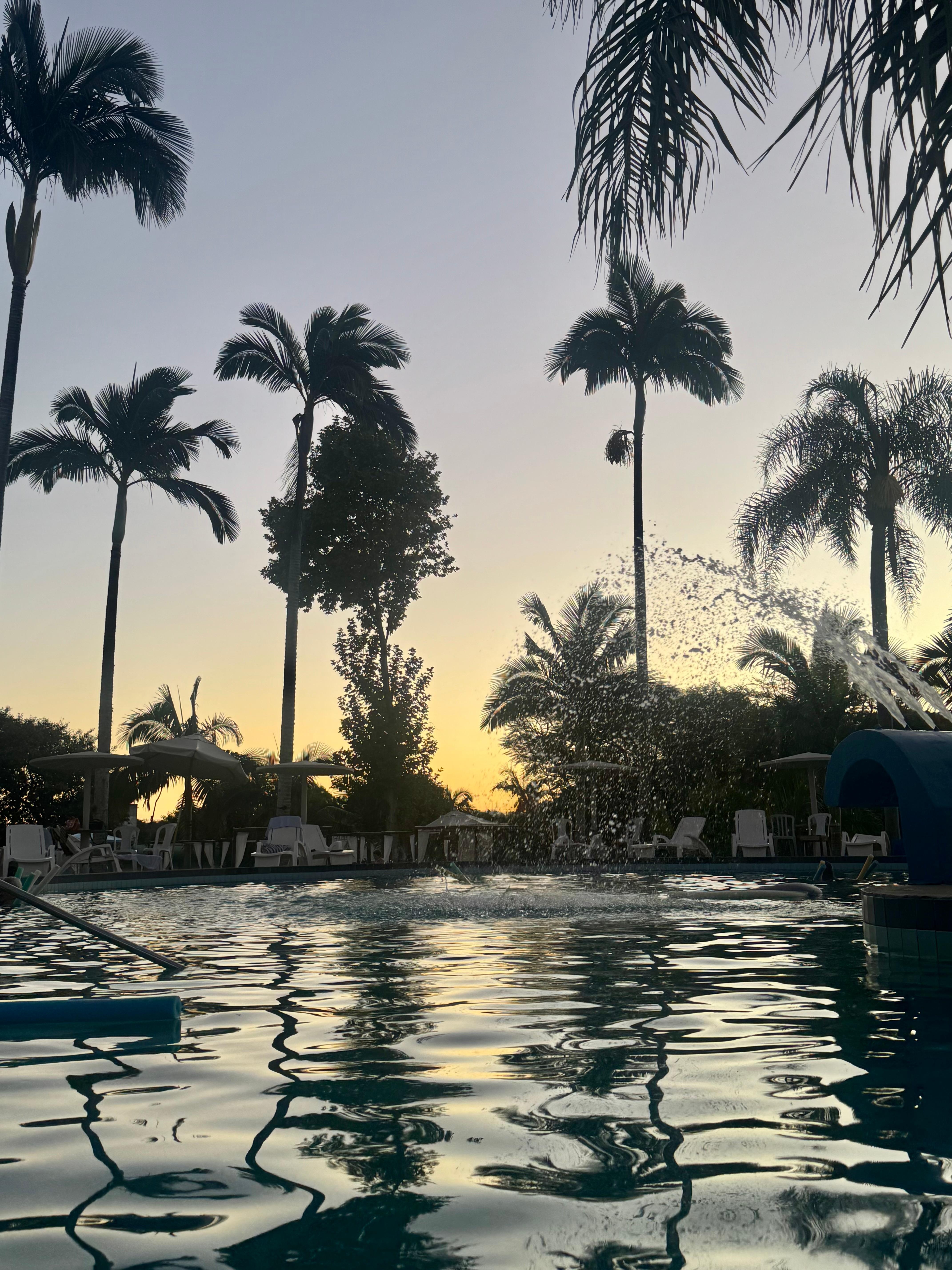 Pôr do sol visto da piscina