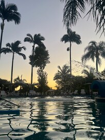 Pôr do sol visto da piscina