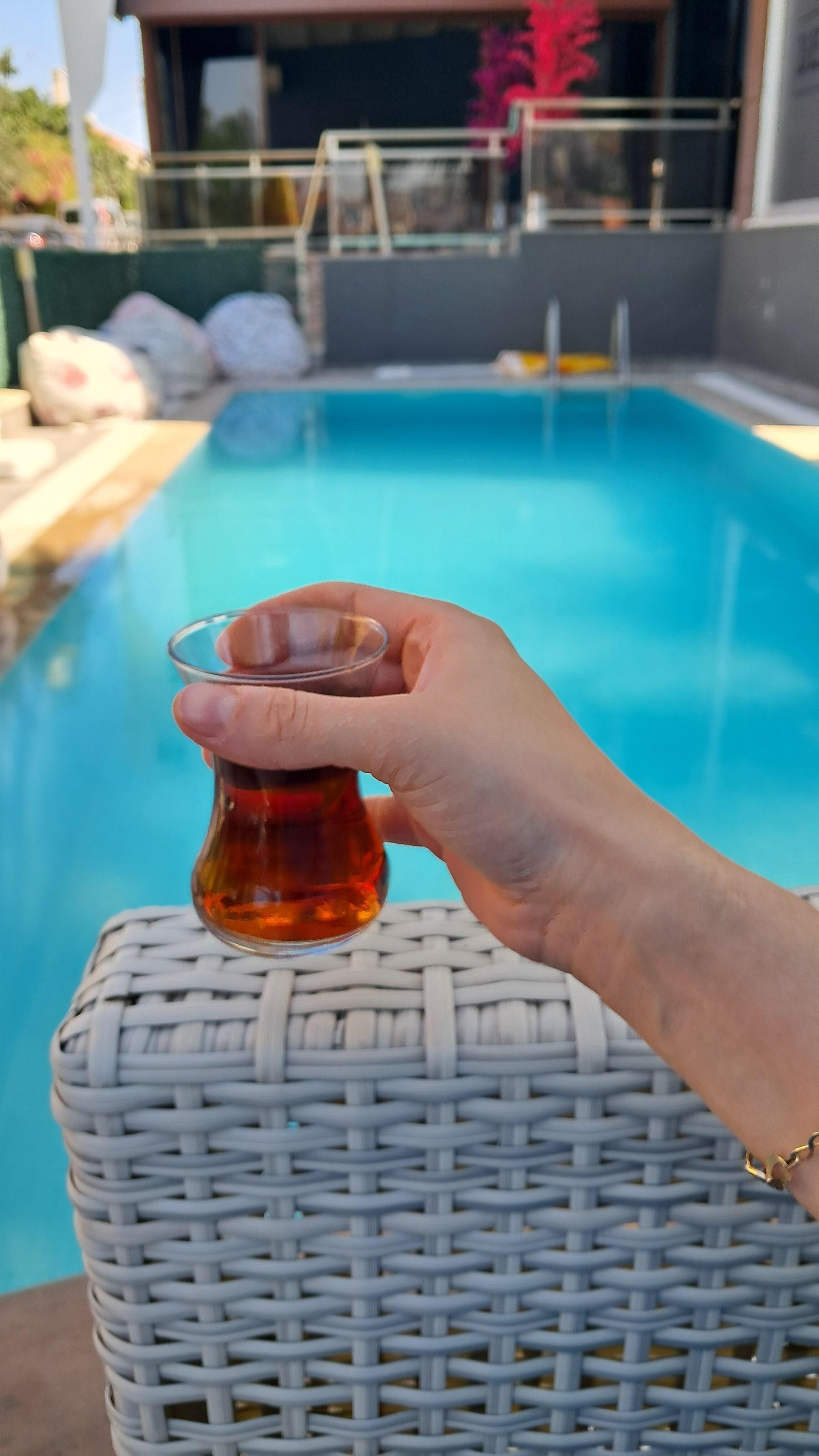 Havuzda çay keyfi  hizmeti  kahvaltısını cok beğendim cok güzel  zama. Geçirdik ailecek havuzda çok temizdi.