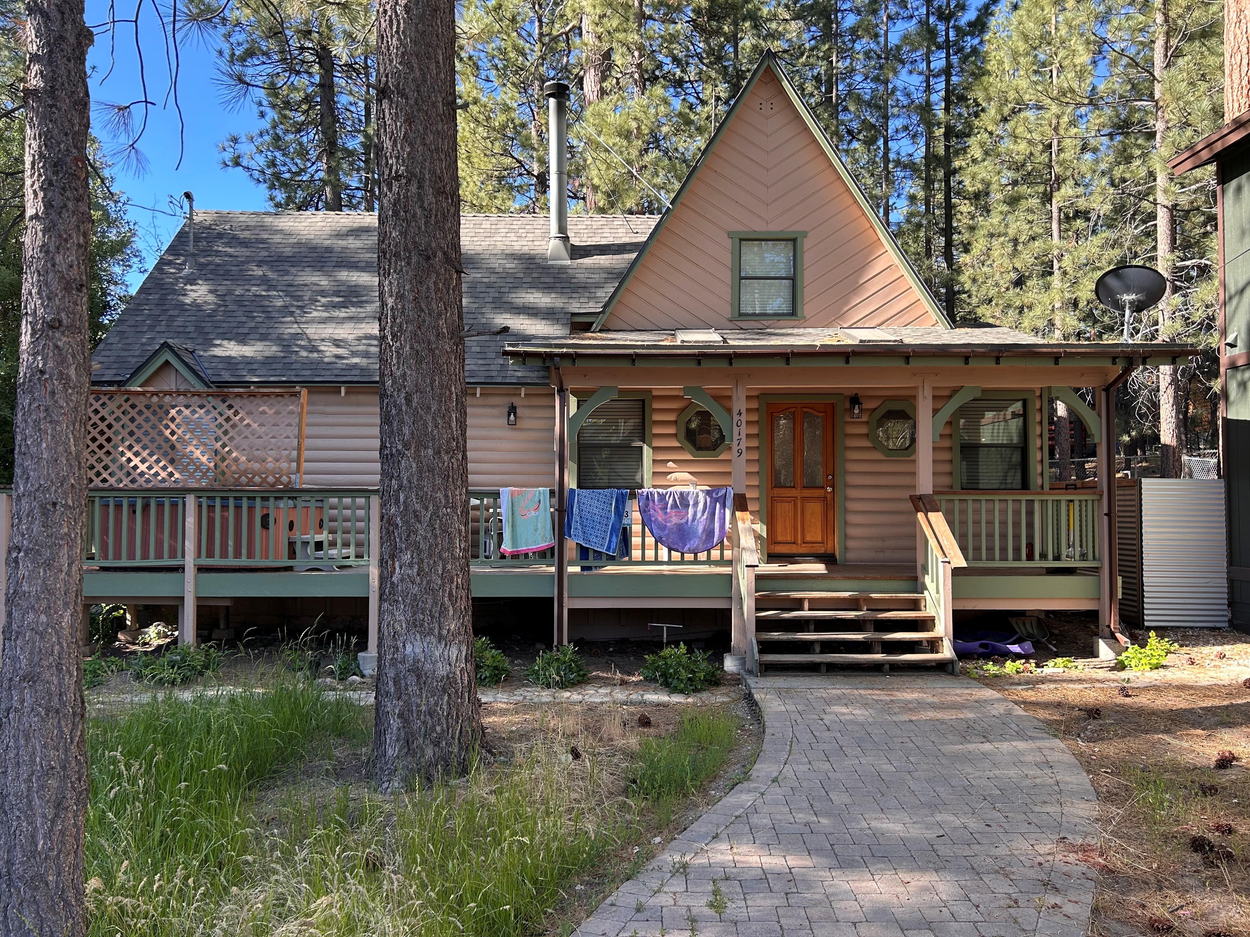 The front view. of the house with the BBQ and Spa on the left side. Contrary to what this site says, there is no washer / dryer at this home. 