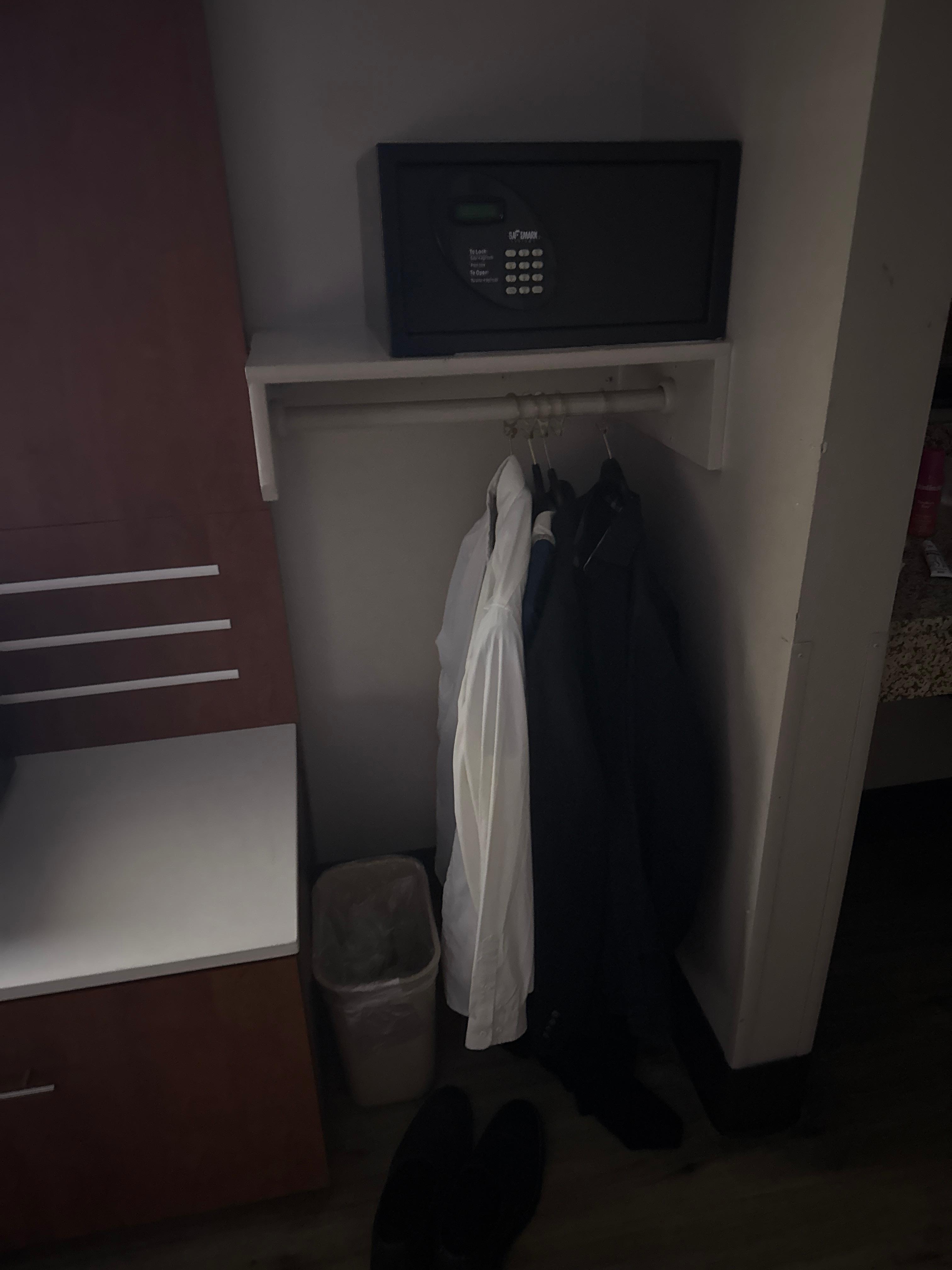 Area to hang clothes , 4 hangers 