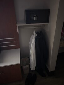 Area to hang clothes , 4 hangers