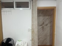 Rideaux jaune qui remplace une porte et pas de fenetre qui donne sur l'exterieur dans les chambres.