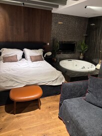 Bed & sunken jacuzzi bath