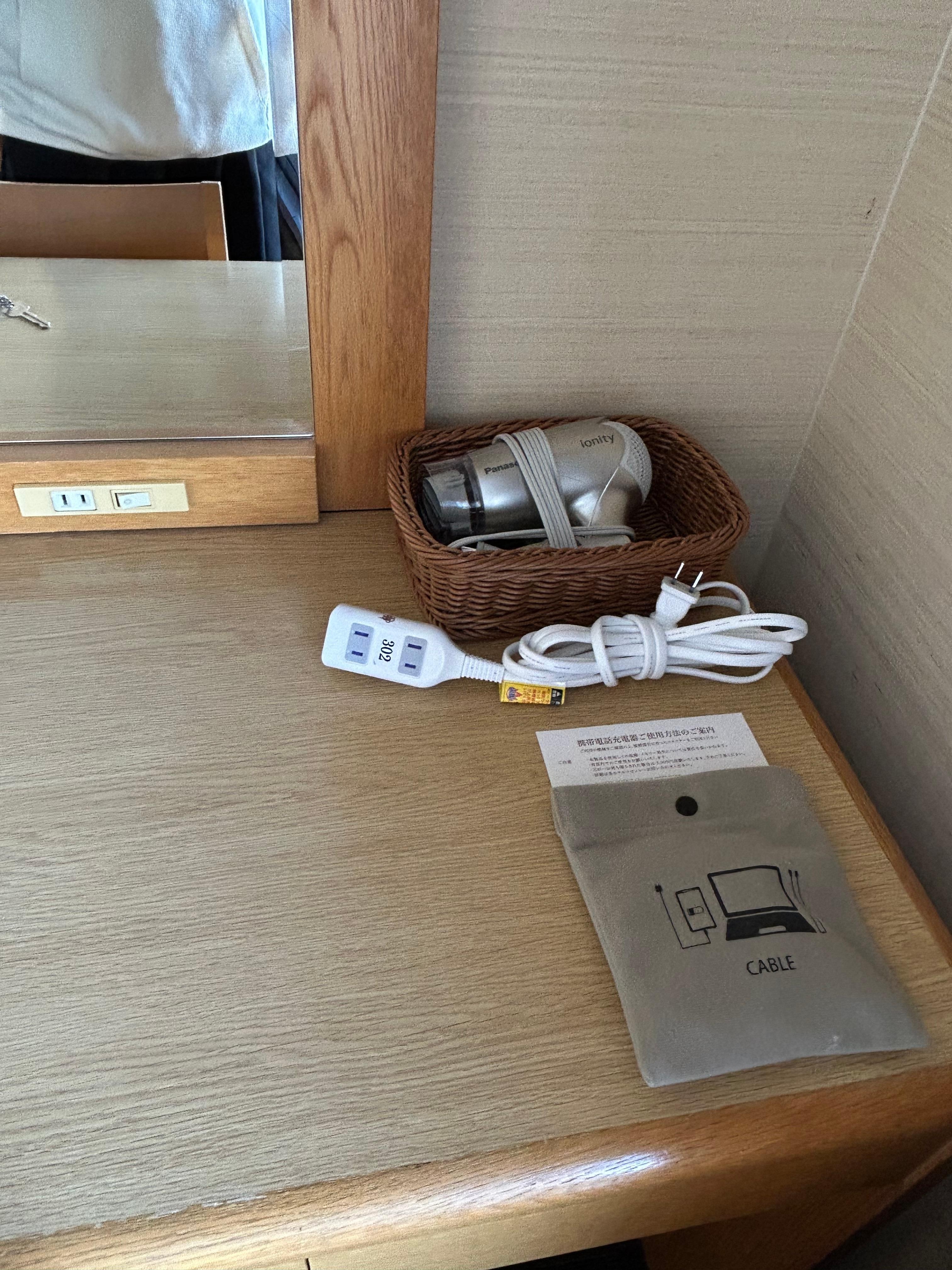 ベット付近にコンセントがないのでこの延長コードで対応