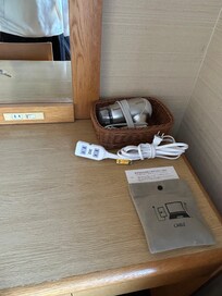 ベット付近にコンセントがないのでこの延長コードで対応