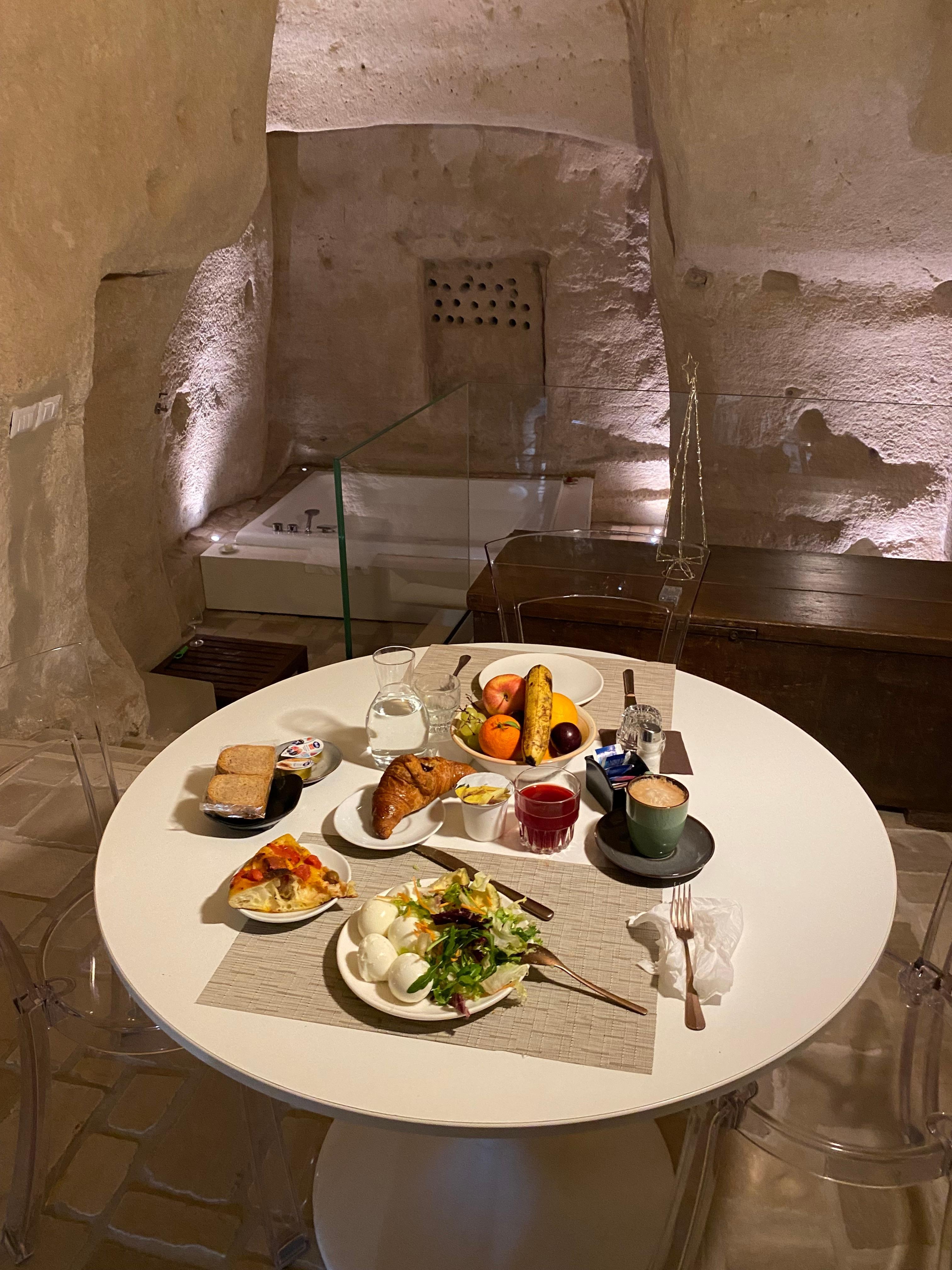 Desayuno en la habitación… aclaración: Yo le incluí mas huevos y ensalada  ya que como mucha proteína de desayuno. 