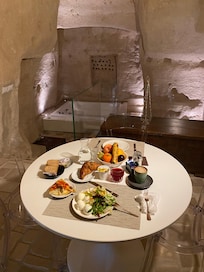 Desayuno en la habitación… aclaración: Yo le incluí mas huevos y ensalada ya que como mucha proteína de desayuno.