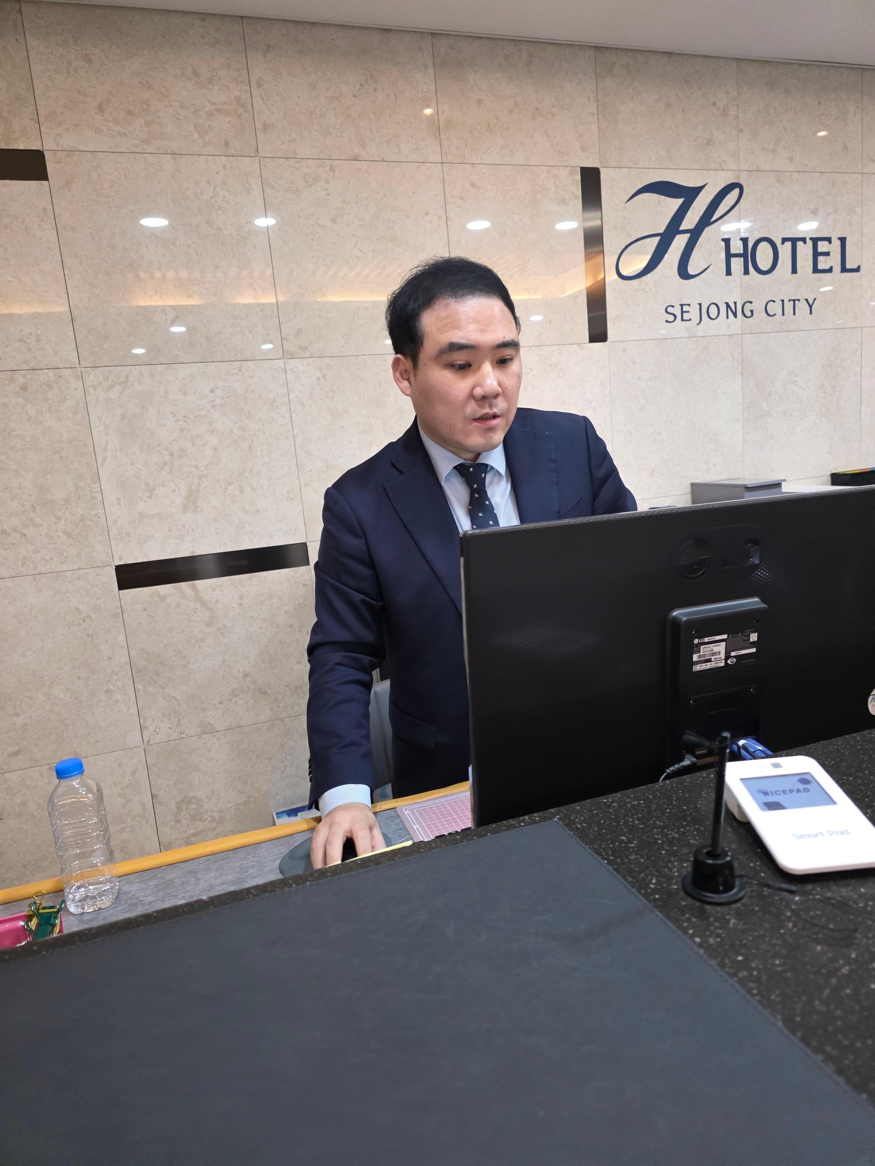 호텔의 규정보다는 직원의 배려가 호텔의 품격과 고객의 환심을 높인다는 사실을 망각하는 직원입니다