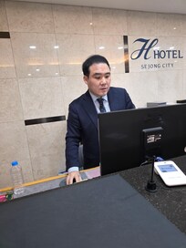 호텔의 규정보다는 직원의 배려가 호텔의 품격과 고객의 환심을 높인다는 사실을 망각하는 직원입니다