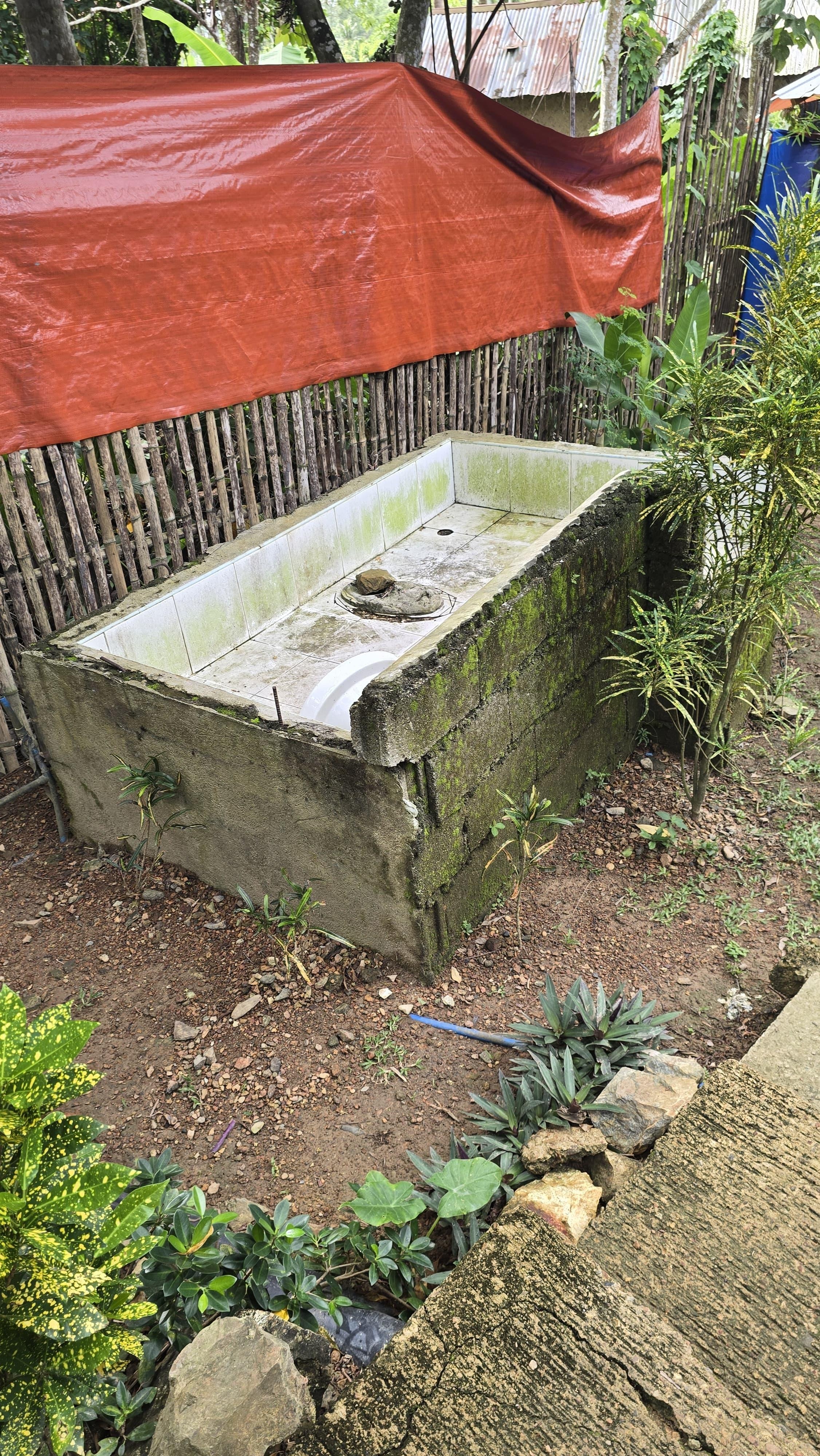 Douche extérieur abandonnée