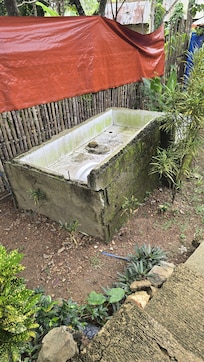 Douche extérieur abandonnée