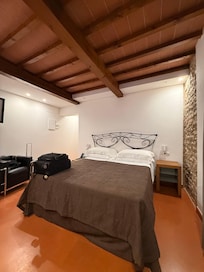 Cama muito boa, lençóis macios e travesseiros bons