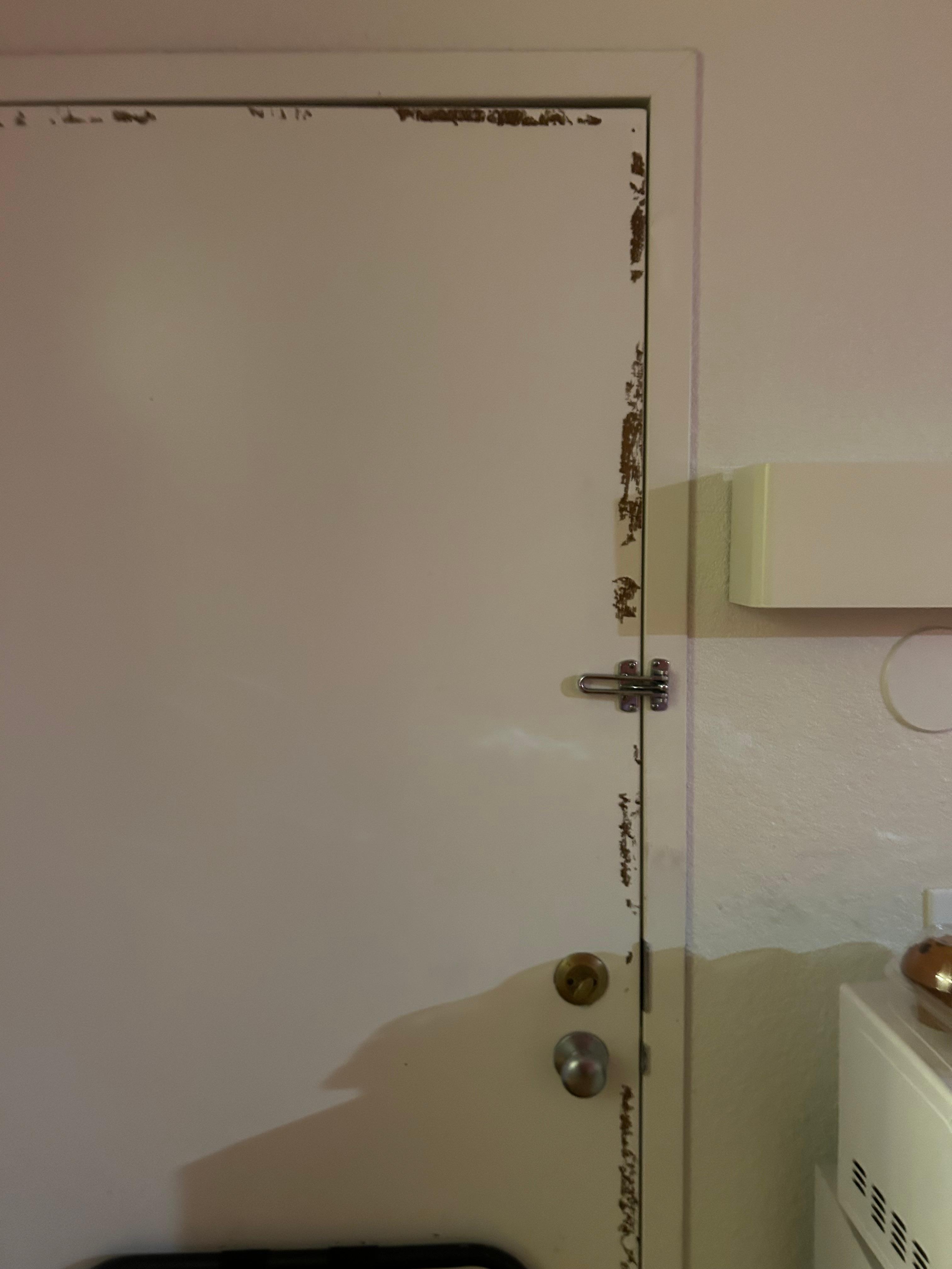 Door to adjoining room.