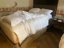 La cama con las patas rotas y no hicieron nada por solucionarlo.