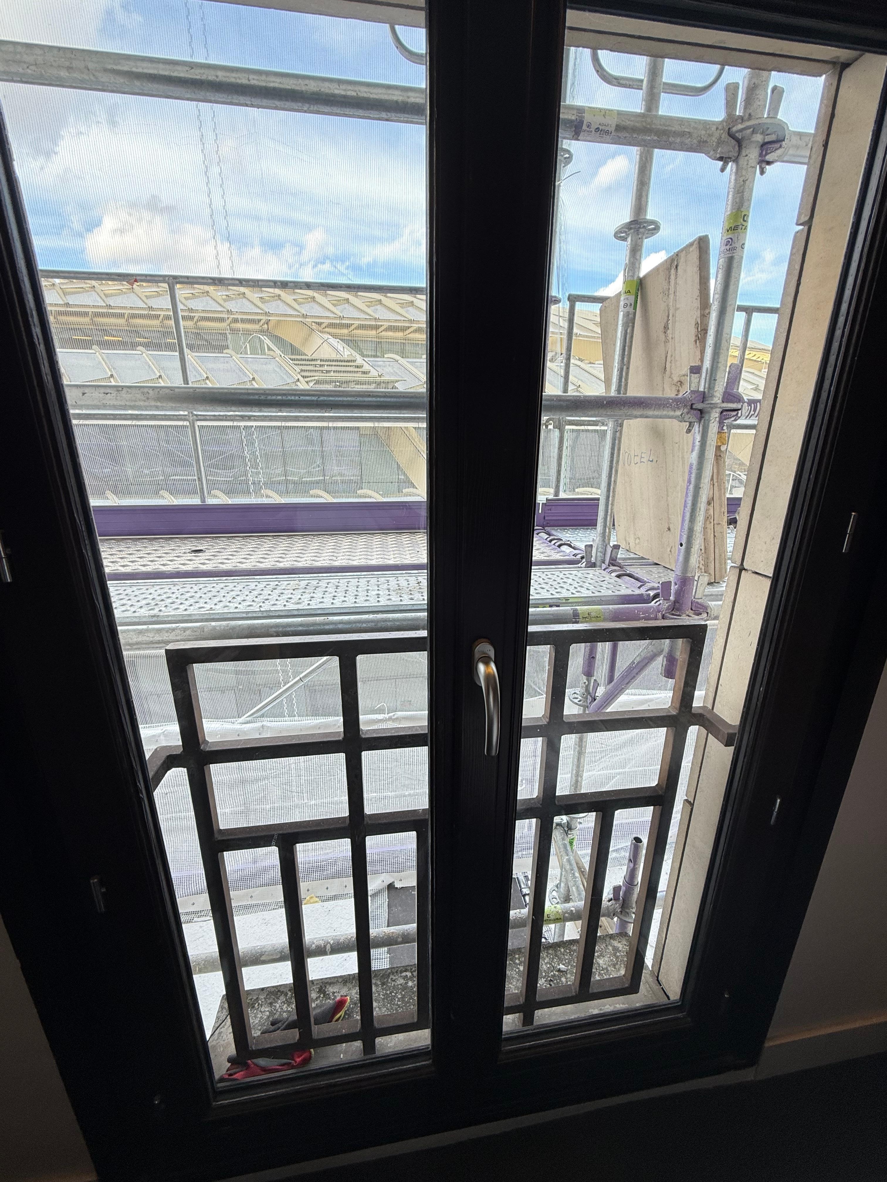 La ventana tenia un  pasillo de andamios con trabajadores que pasaban y dejaban sus herramientas , se siente invadida la privacidad 