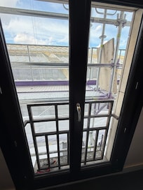 La ventana tenia un pasillo de andamios con trabajadores que pasaban y dejaban sus herramientas , se siente invadida la privacidad