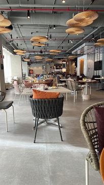 Breakfast and bar areas