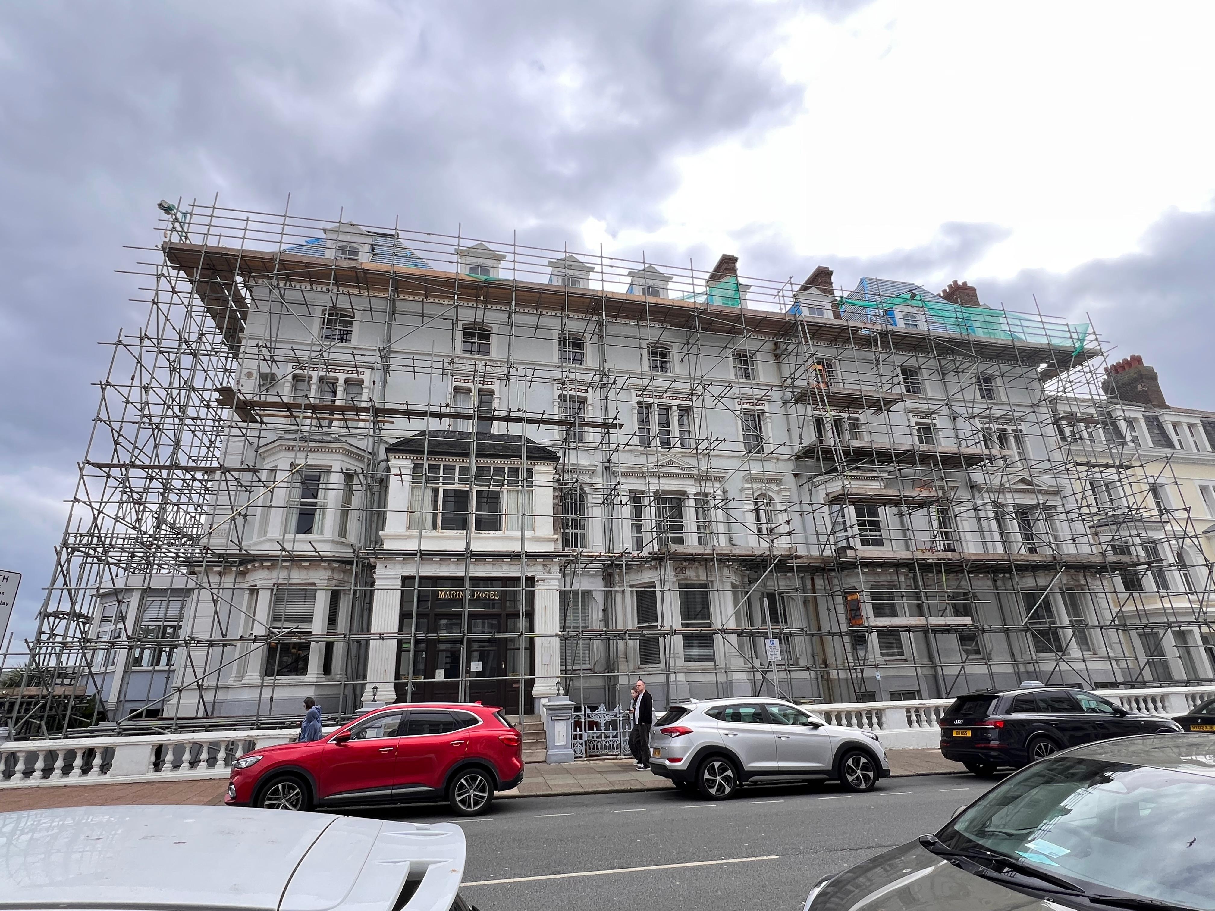 整個酒店被鐵架圍着嚴重影響海景景觀，跟購買時照片不同感覺受騙！