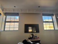 방에 창문도 있음