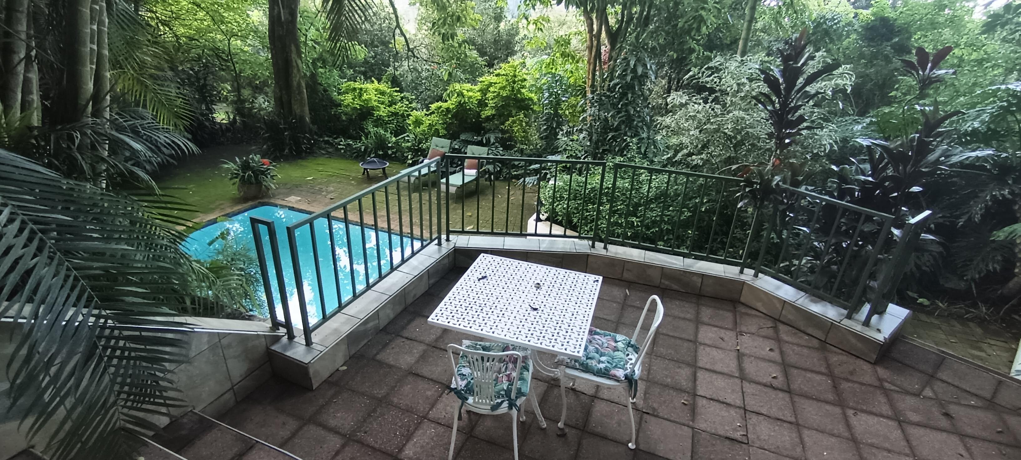 La piscine privée dans notre jardin