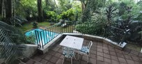 La piscine privée dans notre jardin